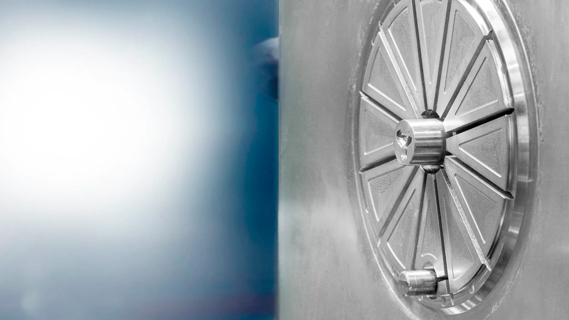 Injection moulded filter disc with spokes inside the moulding tool